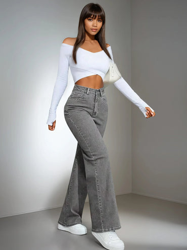 Femme portant top blanc épaules dénudées, jean gris évasé, baskets blanches, mode 974 Réunion