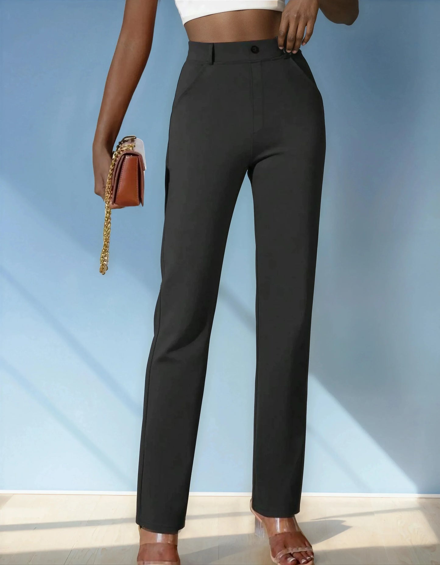 Pantalon noir femme taille haute élégant mode 974 Réunion, porté avec sac à main marron