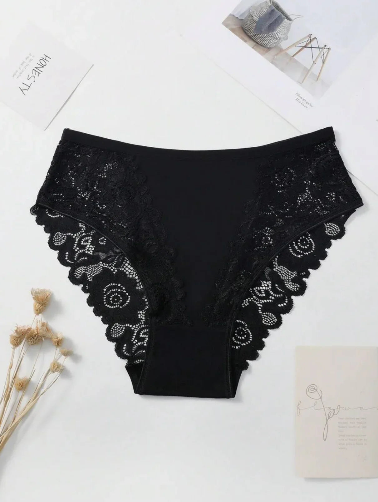 Culotte en dentelle noire femme, lingerie tendance 974 Réunion, fond blanc élégant