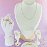 Bijoux femme dorés 974 Réunion, collier perles, boucles d’oreilles créoles, bagues et bracelet.