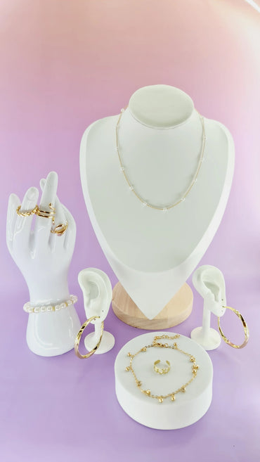 Bijoux femme dorés 974 Réunion, collier perles, boucles d’oreilles créoles, bagues et bracelet.
