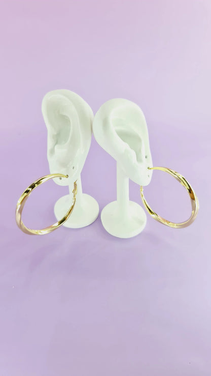 Créoles dorées grandes femme sur présentoirs oreilles, fond lilas, 974 Réunion