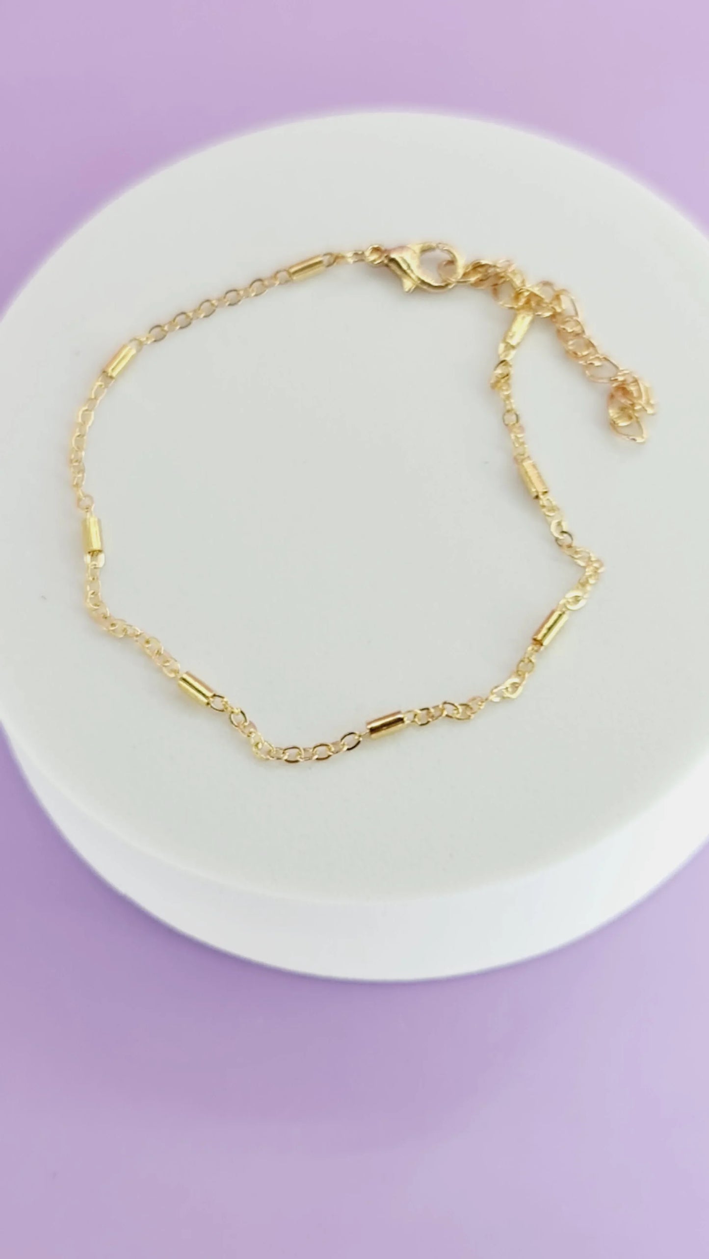 Bracelet femme doré chaîne fine, bijoux tendance 974 Réunion, fond violet élégant