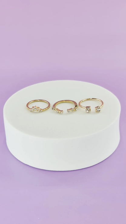 Bagues dorées avec strass exposées sur présentoir, bijoux femme 974 Réunion