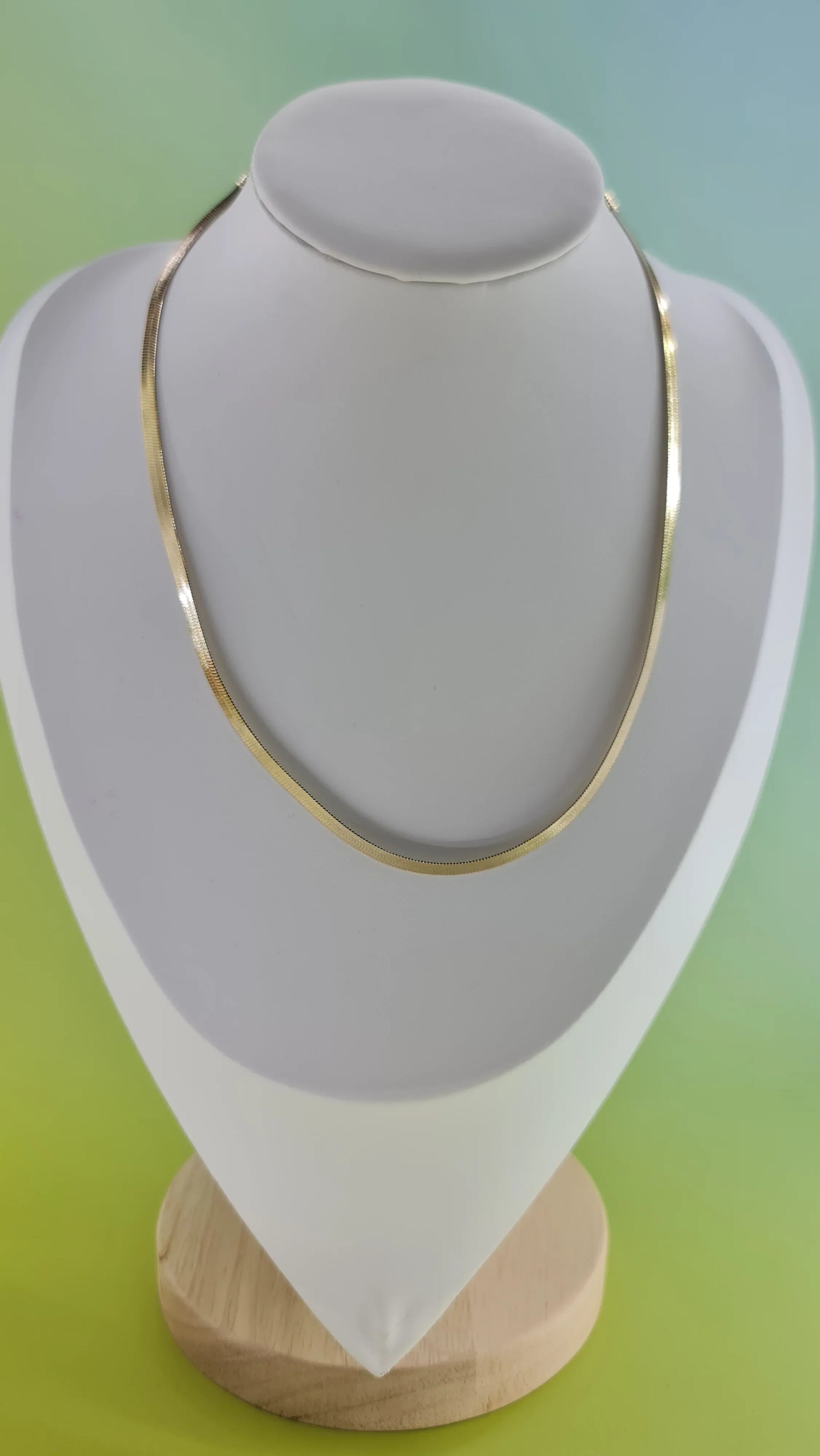 Collier fin doré femme, bijou élégant sur présentoir, 974 Réunion