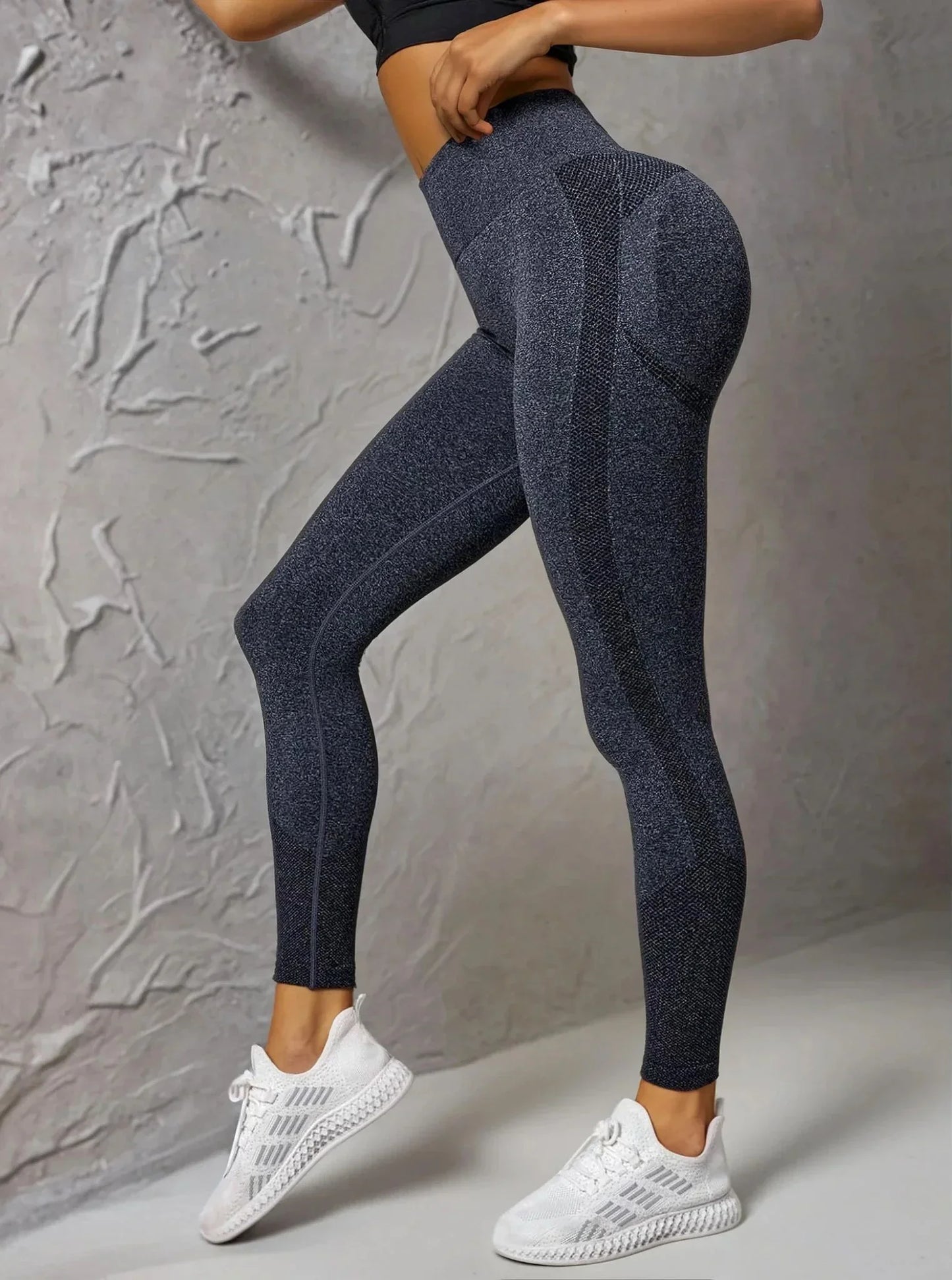 Legging gris femme 974 réunion, tenue de sport ajustée, fond mural texturé