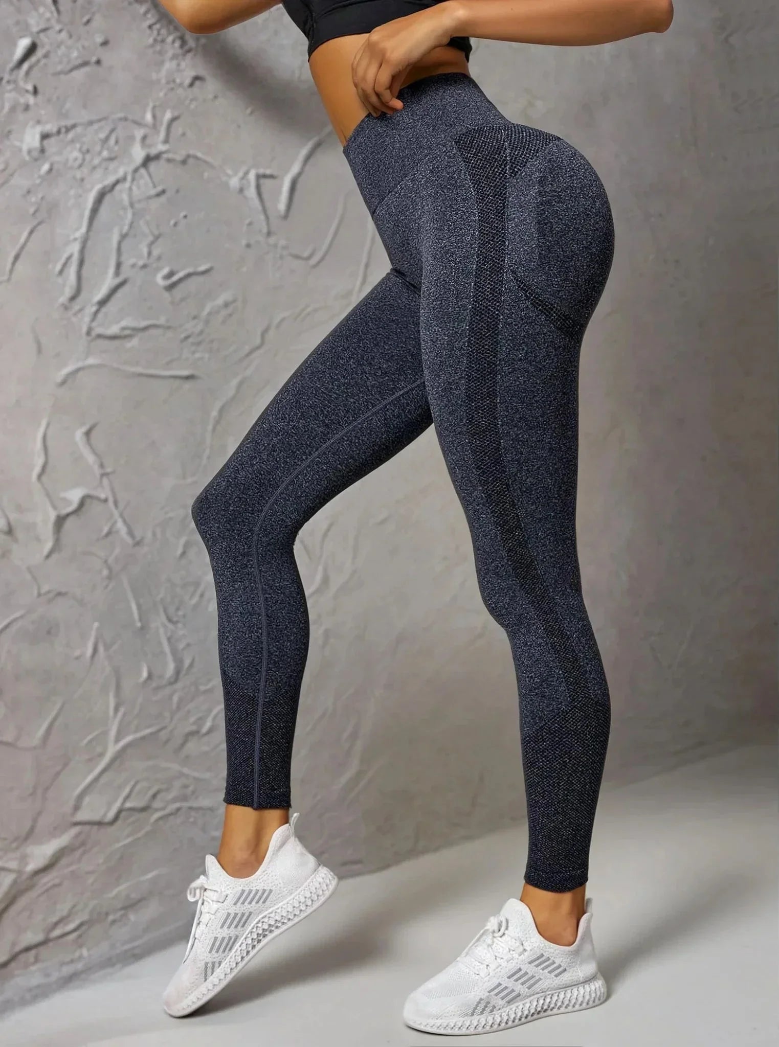 Legging gris femme 974 réunion, tenue de sport ajustée, fond mural texturé