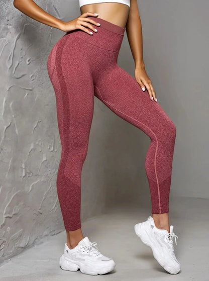 Femme portant un legging rose taille haute, style fitness 974 Réunion, baskets blanches