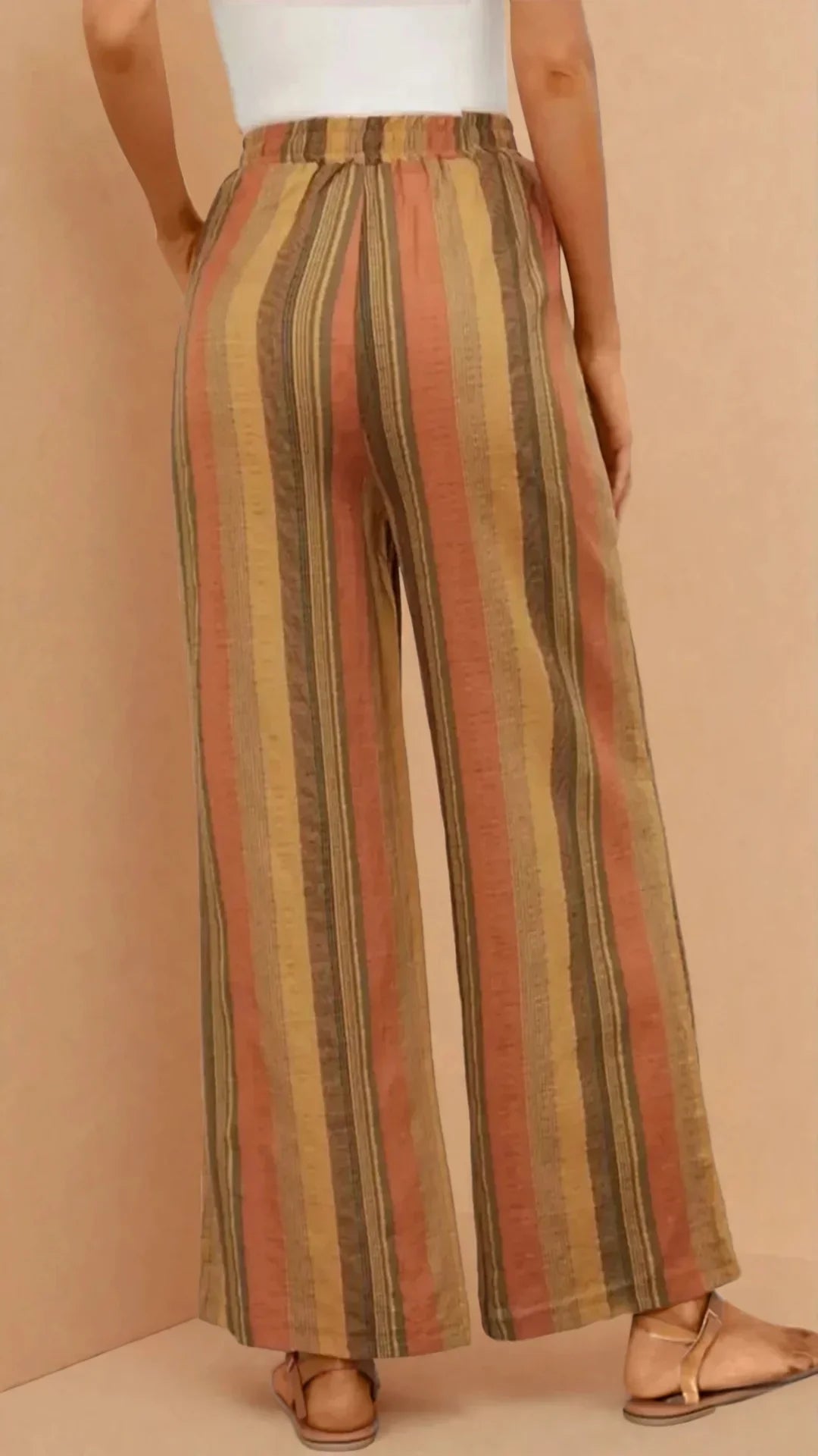 Pantalon ample femme à rayures multicolores, mode 974 Réunion, look décontracté estival.
