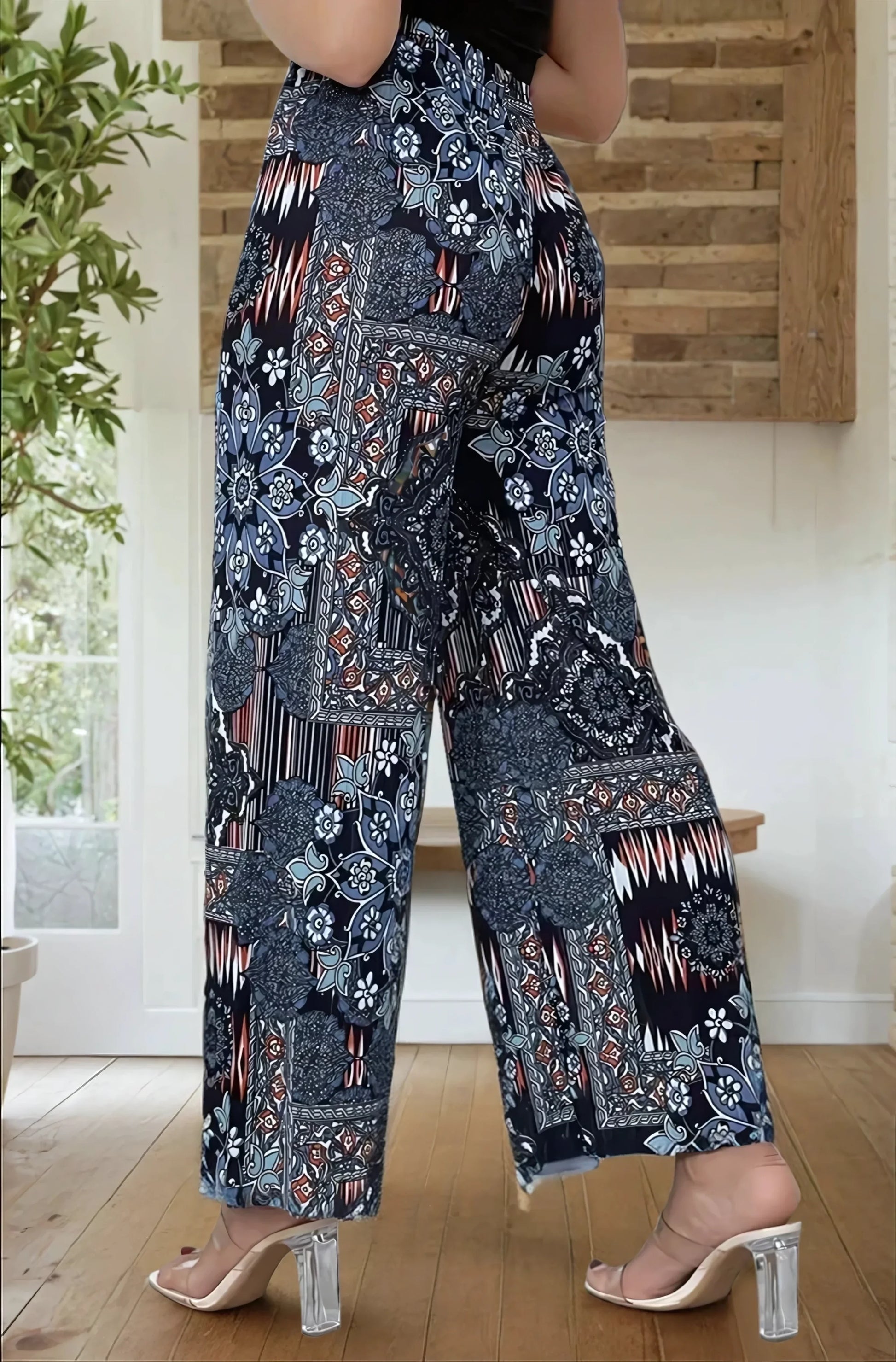 Pantalon palazzo bleu à motif floral, femme, style tendance 974 Réunion, intérieur bois.