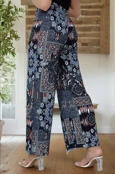 Pantalon palazzo bleu à motif floral, femme, style tendance 974 Réunion, intérieur bois.