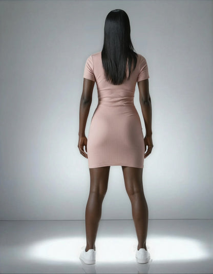 Femme de dos portant une robe courte côtelée rose, tendance 974 Réunion