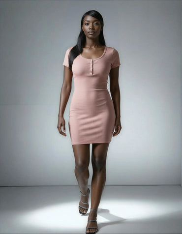 Femme portant une robe courte côtelée rose, tendance et élégante, 974 Réunion