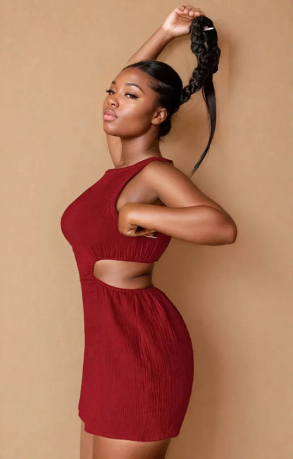 Femme portant une robe bordeaux échancrée tendance, mode 974 Réunion, fond beige.
