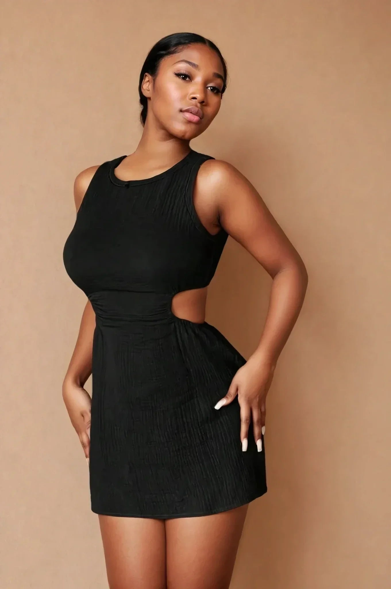 Femme portant une robe noire moulante avec découpes, mode tendance 974 Réunion