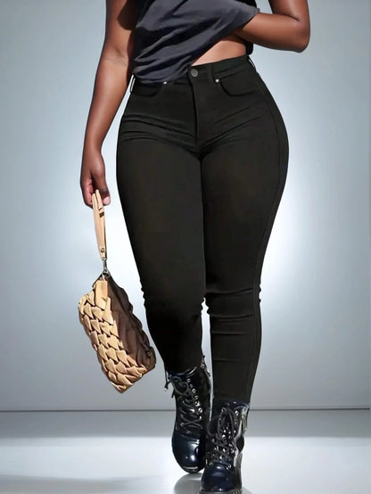 Femme portant un jean noir moulant, sac tissé beige, bottines, tendance 974 Réunion