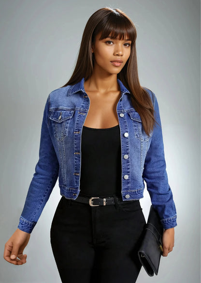 Femme vêtue d'une veste en jean et pantalon noir, look tendance 974 Réunion.