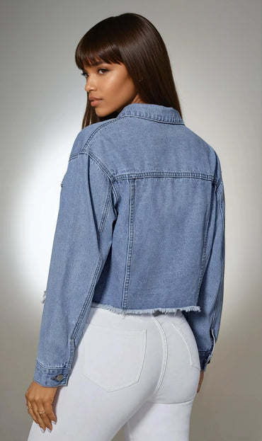 Femme de dos en veste en jean bleu et pantalon blanc, mode tendance 974 Réunion