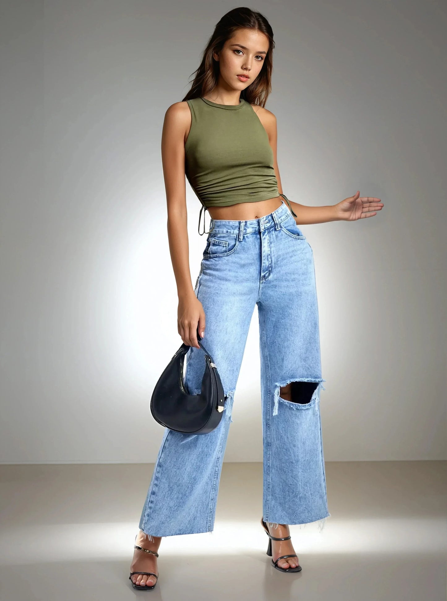 Jeune femme 974 Réunion en top kaki, jean large déchiré, sac noir tendance et sandales élégantes