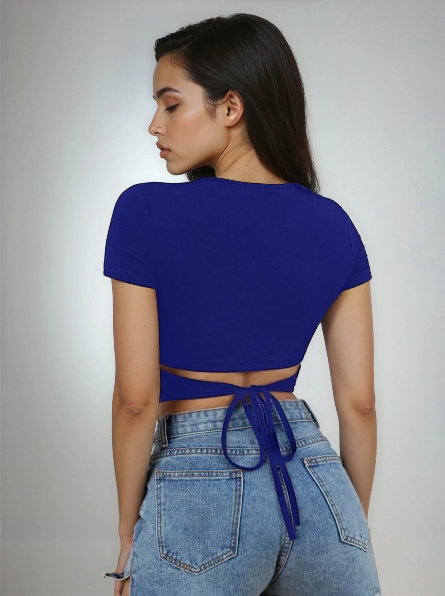 Femme de dos en crop top bleu noué et jean, mode tendance 974 Réunion