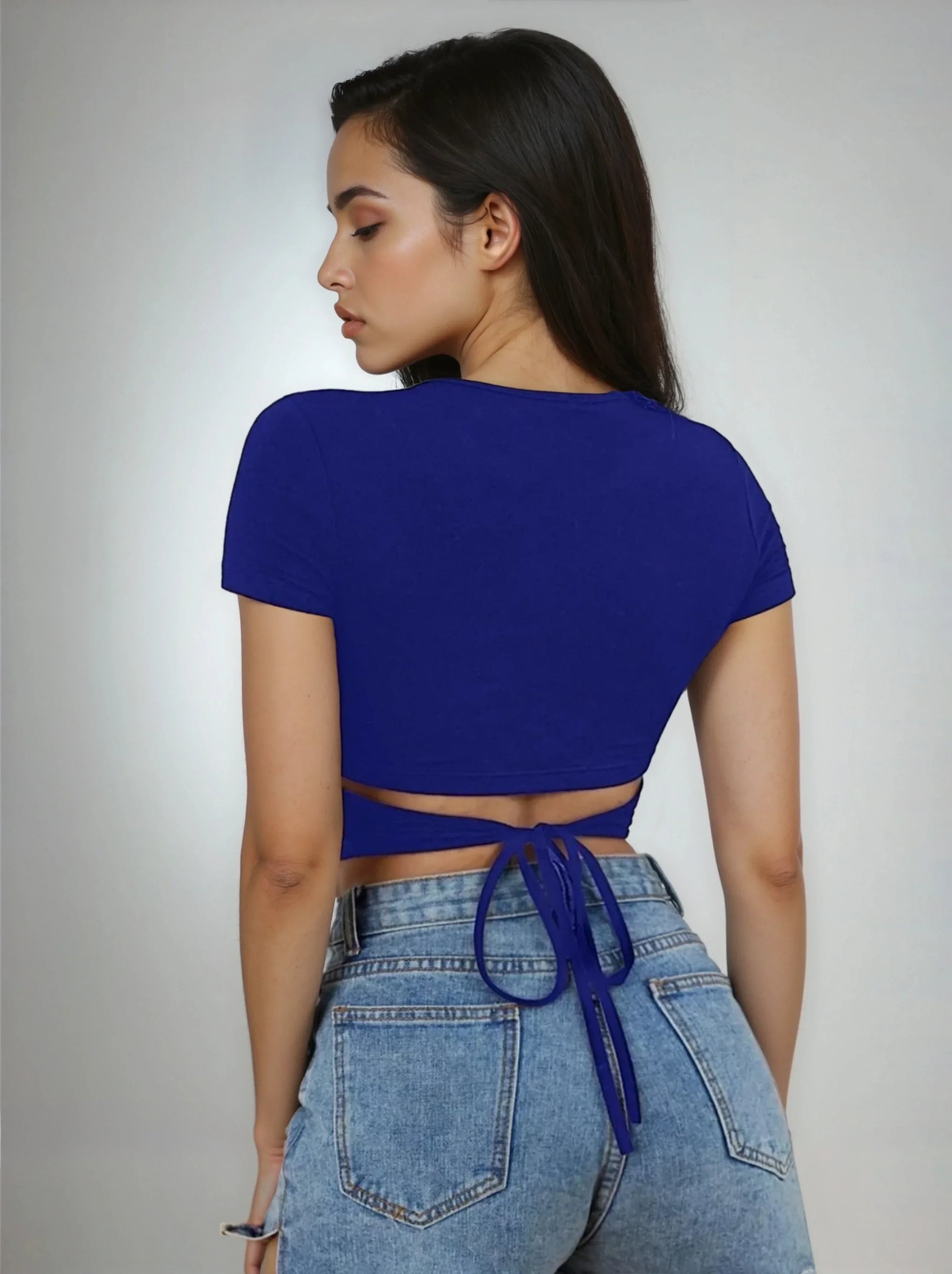 Femme de dos en crop top bleu noué et jean, mode tendance 974 Réunion