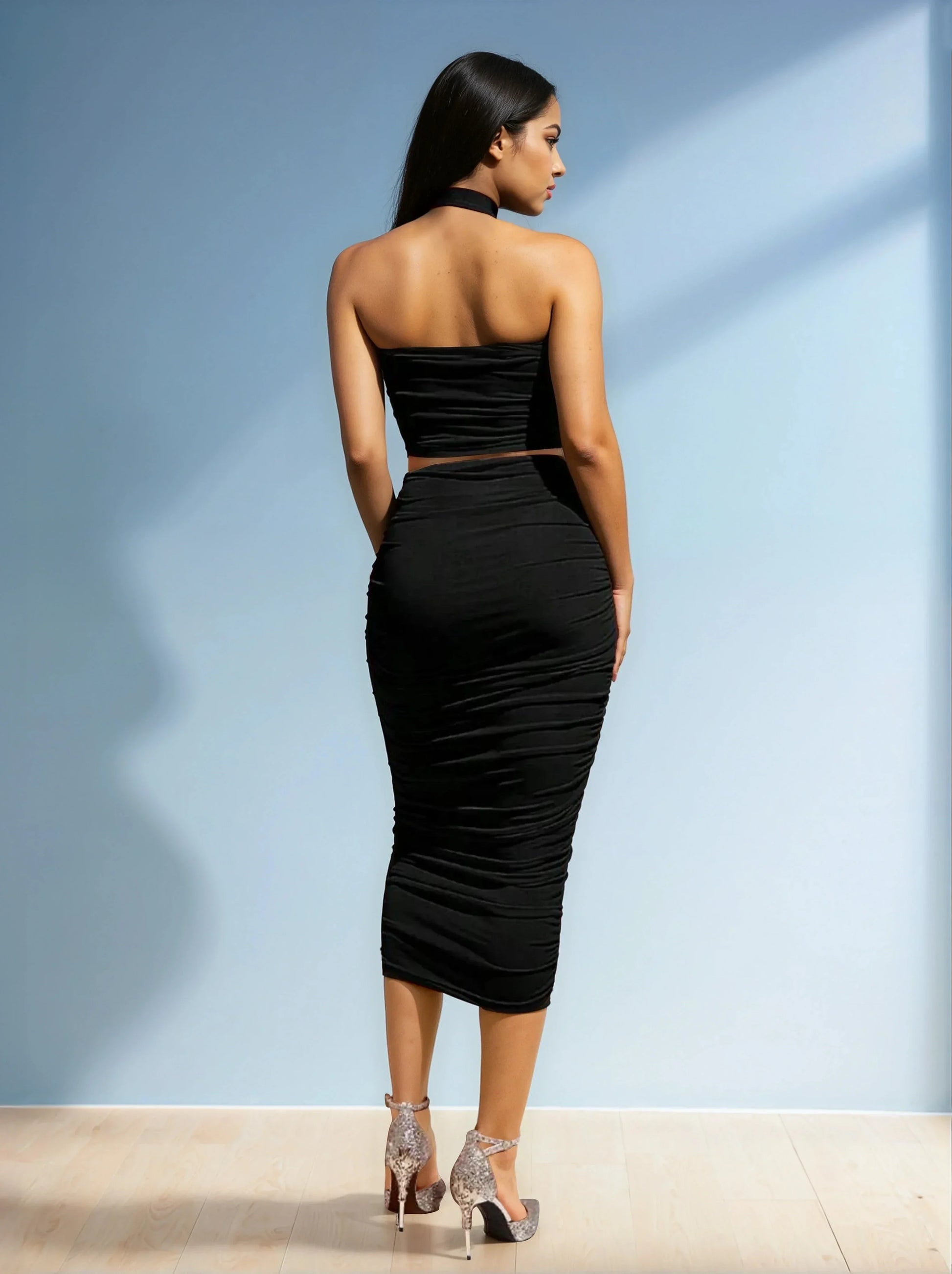 Femme portant une robe moulante noire tendance, élégante, mode 974 Réunion