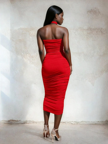Femme de dos portant une robe moulante rouge tendance, talons hauts, 974 Réunion