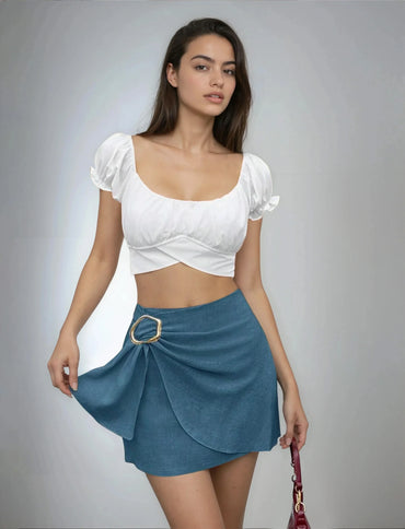 Femme portant un crop top blanc et une jupe courte bleue tendance 974 Reunion