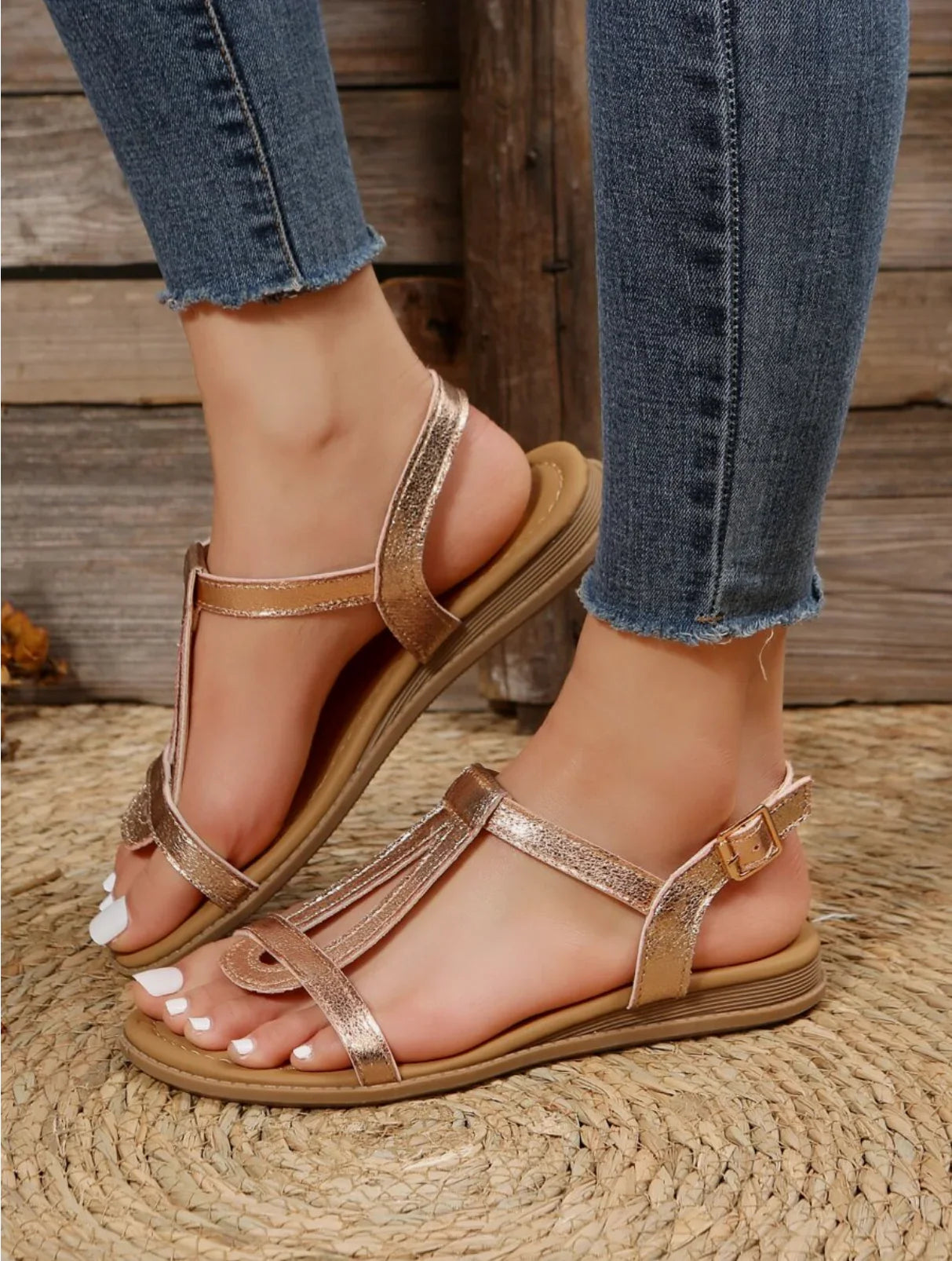sandales femme dorées tendance, portées avec un jean, 974 Réunion, mode été